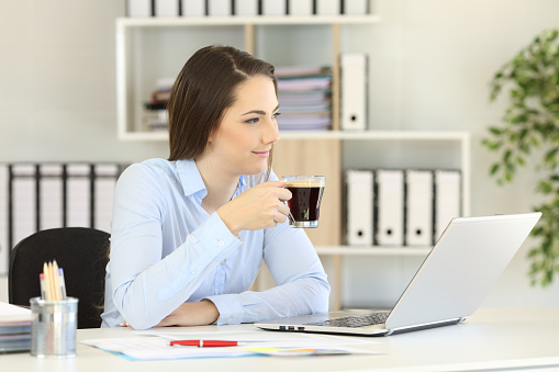 Person taking a calm coffee break during work at Draininguglow